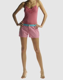 GURU - PANTALONS - Shorts sur YOOX.COM