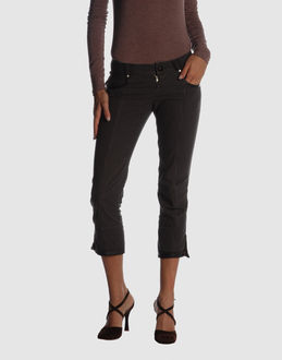 PAOLA FRANI PANTALONI Pantaloni capri su YOOX.COM