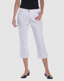 BURBERRY PANTALONI Pantaloni capri su YOOX.COM