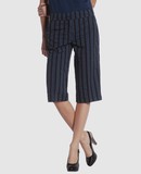 McQ PANTALONI Pantaloni capri su YOOXCOM