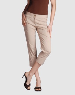 MIU MIU PANTALONI Pantaloni capri su YOOX.COM