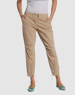 COSTUME NATIONAL PANTALONI Pantaloni capri su YOOX.COM