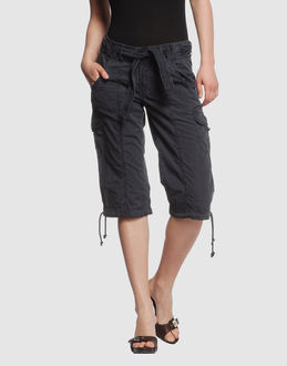 WOOLRICH PANTALONI Pantaloni capri su YOOX.COM