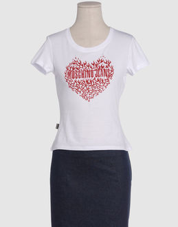 Confronta prezzi Moschino jeans topwear t-shirt maniche corte su yoox.com