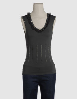 Confronta prezzi Asian topwear t-shirt senza maniche su yoox.com