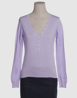 Light-weight knit - V-neckline - Button closing - Stitched trimmed -