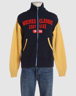 Light-weight knit - Turtleneck - Zip closure - Two pockets - Logo print -