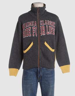 Light-weight knit - Turtleneck - Zip closure - Two pockets - Logo print -