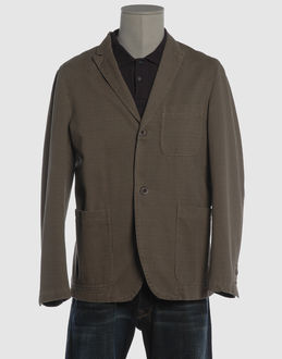Houndstooth - Three pockets - One internal jacket pocket - 2 buttons - Centred rear vent - Lined interior -