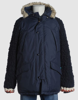 Heavy-weight jumper - Techno fabric - Hooded neckline - Four pockets - Two internal jacket pockets - Snap-button, zip fly closure - Feather down lined - Contrasting applications -