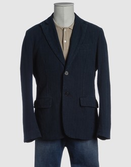 Herringbone - Wrinkled fabric - Three pockets - Two internal jacket pockets - 2 buttons - Dual rear slits - Lined interior -