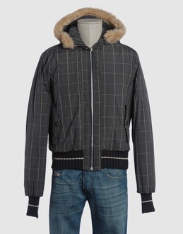 Techno fabric - Ecological fur - Hooded neckline - Two pockets - Zip closure - Quilted interior -