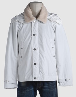 Cloth - Ecological fur - Detachable, fur trimmed collar - Strapped cuffs - Two pockets - Two internal jacket pockets - Button, zip fly closure - Feather down lined -