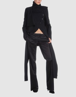 Twill - Two pockets - Button closing - Rear slit - Lined interior - AppliquxE9 -