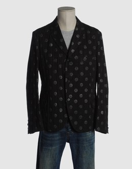 Cloth - Three pockets - Three internal jacket pockets - 3 buttons - Partially lined interior - Detailed print -