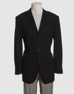 Twill - Three pockets - Three internal jacket pockets - 3 buttons - Partially lined interior -