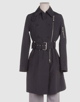Smooth hand fabric - Strapped cuffs - Single external pocket - Button, zip fly closure - Belt loops - Lined interior - Belt attachment - Logo details - Shoe-string laces -