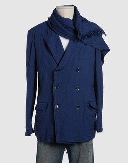 Wrinkled fabric - Three pockets - Three internal jacket pockets - Double-breasted closure - Unlined - Attached scarf - Raw cut -