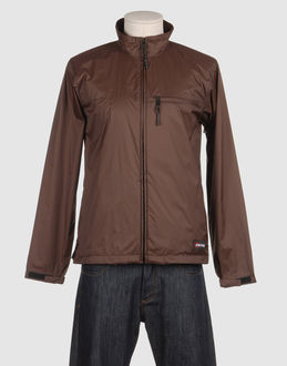 EASTPAK - MANTEAUX - Blousons - sur YOOX.COM-Matière imperméable Col haut Trois poches avant Deux poches internes Fermeture avec fermeture éclair Taille avec coulisse Logo Matière imperméable Tissé 100% nylon