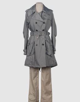 Modell Trench Hightech-Gewebe Epaulette Abnehmbare Kapuze Zweireiher Taille mit Gürtel Drei Taschen Lange Ärmel Bund mit Riemen Saum Schlitz hinten Innen Gefüttert...