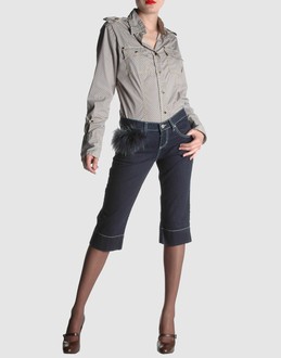 Denim cotton - Ecological fur - Low waisted - Button, zip fly closure - Five pockets - Tapering leg cut - Contrasting applications - Rear logo - Embroidery -