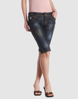Denim cotton - Low waisted - Button, zip fly closure - Five pockets - Cropped leg cut - Unlined - Contrast stitched detailing - Embroidered logo - Slashed detailing -