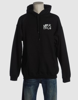 Fleece - Hooded neckline - Self-tie closure - Single external pocket - Partially lined interior - Detailed print -