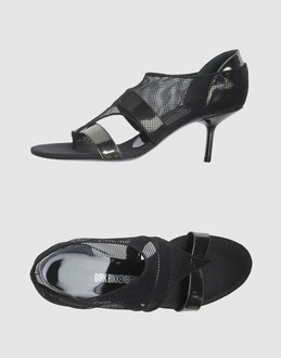 DIRK BIKKEMBERGS - CHAUSSURES - Sandales � talons - SUR YOOX.COM
