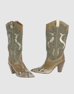 Reptile leather - Leather sole - Contrasting applications details - Stitch detailing - Padding details -