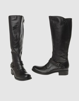 Inner zip closure - Rubber sole - Padding details - Belt detailing - Stitch detailing -