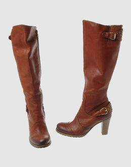 Inner zip closure - Rubber sole - Belt detailing - Contrasting applications details -
