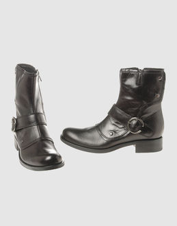 Inner zip closure - Rubber sole - Padding details - Contrasting applications details - Belt detailing -