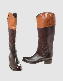 Rubber sole - Padding details - Contrasting applications details - Stitch detailing -