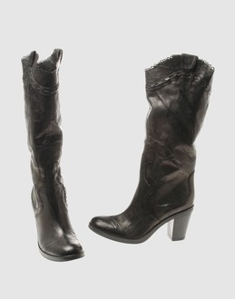 Perforated leather - Rubber sole - Contrasting applications details - Etchings - Padding details -