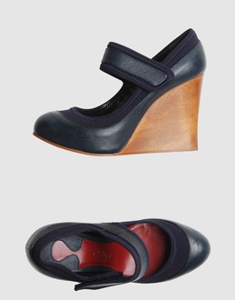 CHLOE' Women - Footwear - Wedge CHLOE' on YOOX :  wedge leather detail velcro closure heels