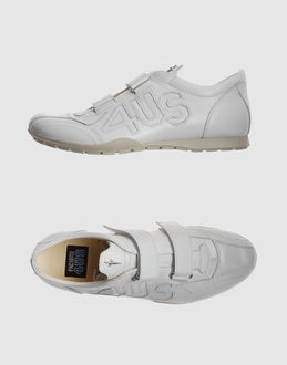 Velcro closure - Rubber nubbed sole - Logo details - Perforated detailing -