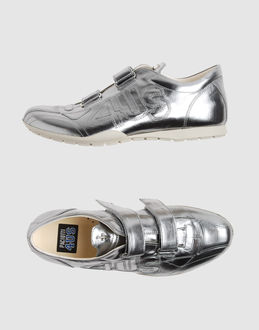 Velcro closure - Rubber nubbed sole - Logo details - Perforated detailing -