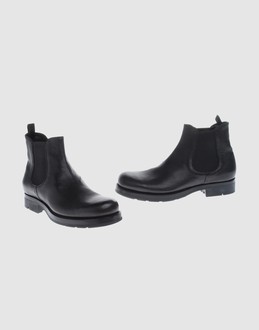 PRADA - �����Y - �C - �V���[�g�u�[�c on YOOX.COM 