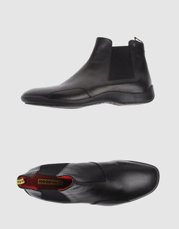 Elasticised gores - Rubber sole - Logo details - Stitch detailing -