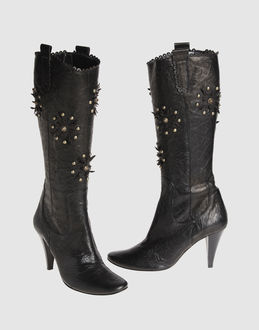 Perforated leather - Zip closure - Leather sole - Contrasting applications details - Padding details -