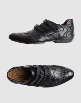 Strap closure - Leather/rubber sole - Contrasting applications details - Belt detailing - Embroidery -
