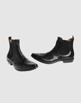 Perforated leather - Elasticised gores - Leather sole - Padding details - Embroidery -