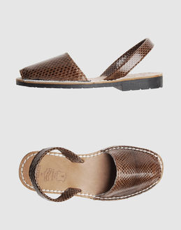 Snakeskin print leather - Rubber sole - Stitch detailing -