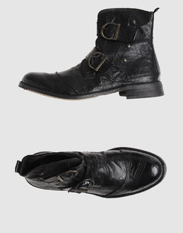 Textured leather - Buckle closure - Leather/rubber sole - Stitch detailing - Contrasting applications details - Aged-looking leather -