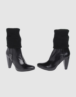 Nappa leather - Ribbed jersey - Inner zip closure - Rubber sole - Detachable application - Padding details -