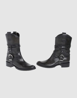 Nappa leather - Polished leather - Rubber sole - Belt detailing - Stitch detailing - Padding details - Aged-looking leather -