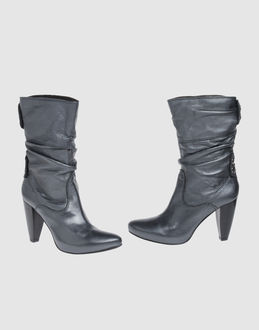 Nappa leather - Rubber sole - Contrasting applications details - Stitch detailing - Padding details -
