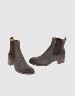 Distressed leather - Elasticised gores - Leather sole - Stitch detailing - Aged-looking leather -