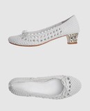 100% - Closed-toe slip-ons 