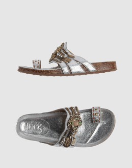 100% CALZATURE Infradito su YOOX.COM